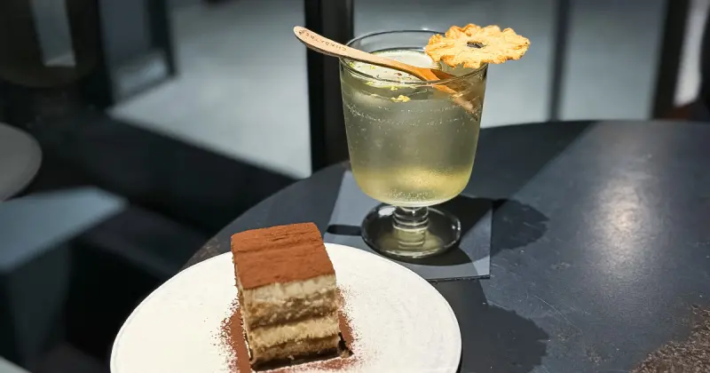 高雄深夜咖啡廳！鹽埕美食推薦 koou coffee，酒鬼提拉米蘇超喜歡。