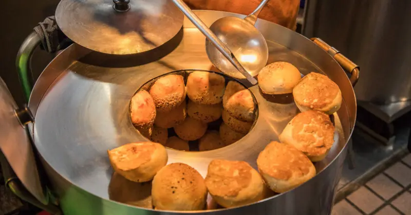 瑞芳銅板美食推薦7選！瑞芳人激推80元牛肉麵 秒殺胡椒餅，去膩九份老街跟著吃。