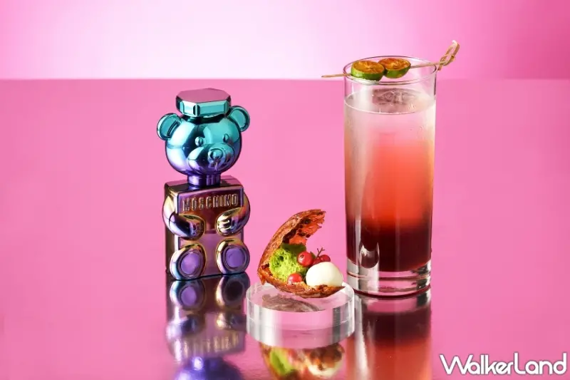 【台北W飯店新聞附圖3】洋溢青春活力的MOSCHINO PARFUM「泡泡熊女性淡香水」（左），映襯瓶身化作夢幻粉色系「黑醋栗甘納許馬卡龍」（中），搭配女孩們難以抗拒的水蜜桃果香風味調酒「Bear Bubble」（右）。
