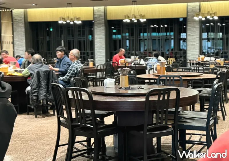 ▲彰化美食推薦「阿枝羊肉店」店內明亮整潔、動線分明，空間感遠超過一般傳統羊肉爐店 / WalkerLand窩客島 蕭芷琳 拍攝