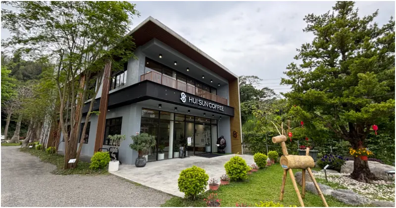 南投埔里咖啡廳推薦！台灣惠蓀咖啡品牌館 森林系景觀空間結合在地選物，紅玉紅茶咖啡必喝。