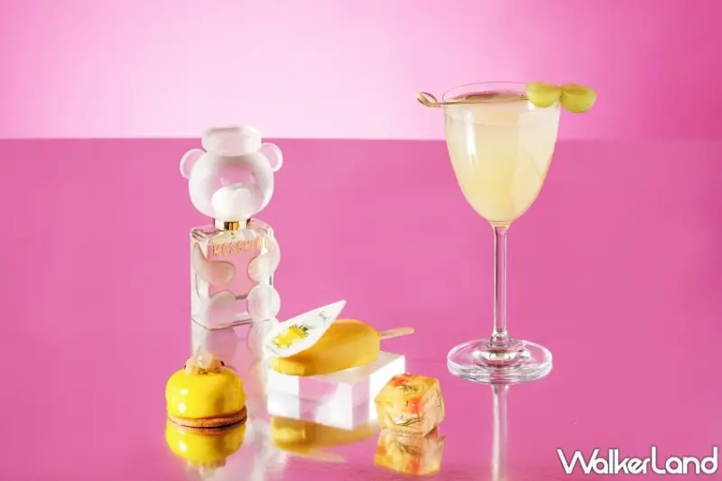 【台北W飯店新聞附圖4】風格多變的MOSCHINO PARFUM「熊芯未泯2女性淡香精」（左2），延伸而成甜點「茉莉蘋果柑橘慕斯塔」（左1）、「檸檬起司冰棒慕斯」（左3）、鹹點「紫蘇醋栗燻鮭凍」（左4）、無酒精調飲「Bear Toy」（右）。