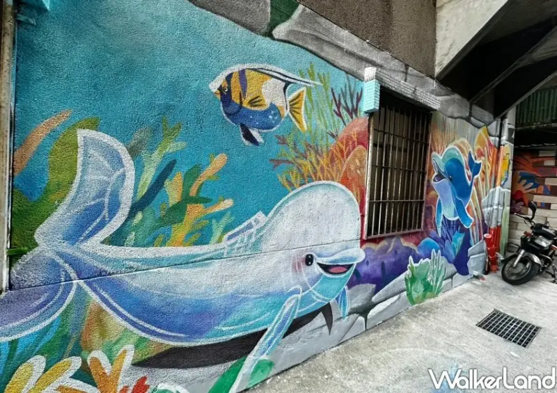 ▲板橋信義里透過畫筆構築出大型海底場景 /新北水利局 提供、WalkerLand窩客島整理