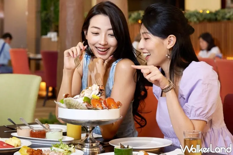 「彩虹座下午茶套票」每套五張4,000元，買兩套再贈送一張，下午茶週一至週五每張優惠價只要727元（台北福華大飯店提供）