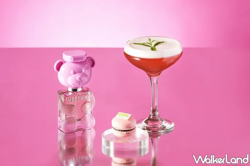 【台北W飯店新聞附圖3】洋溢青春活力的MOSCHINO PARFUM「泡泡熊女性淡香水」（左），映襯瓶身化作夢幻粉色系「黑醋栗甘納許馬卡龍」（中），搭配女孩們難以抗拒的水蜜桃果香風味調酒「Bear Bubble」（右）。