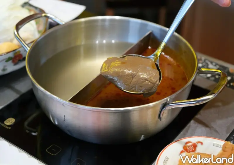 ▲詹記個人鴛鴦鍋每套都有兩塊鴨血、一塊豆腐 / WalkerLand窩客島 鄭雅之 拍攝