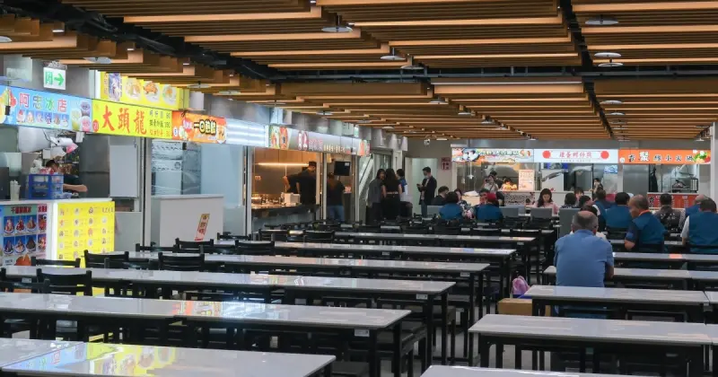 士林夜市升級！士林市場地下美食街35間攤位開吃，吹冷氣吃大腸包小腸 臭豆腐最爽。