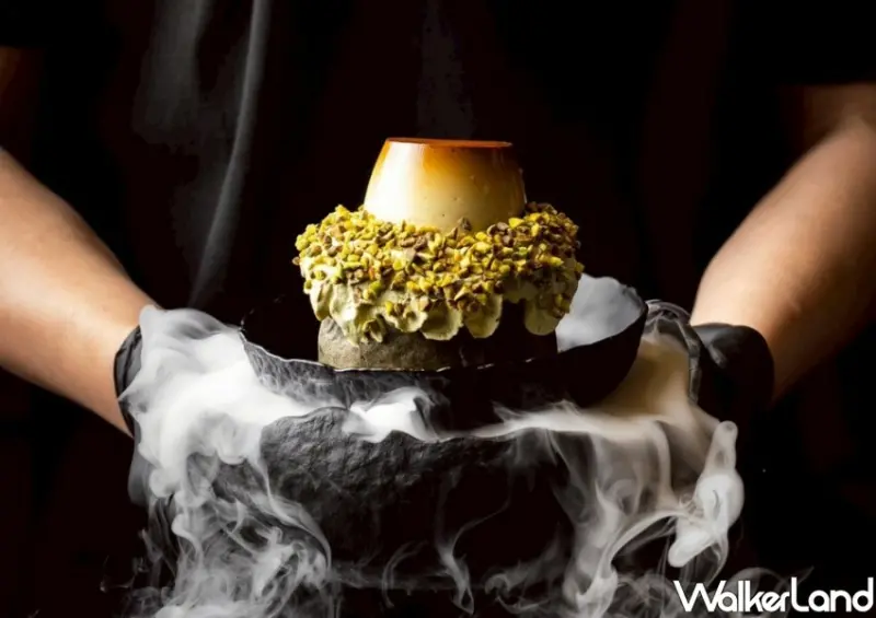 ▲ SOGO復興館快閃限定「開心果的神諭」，鋪滿酥脆的開心果碎，搭配下層香濃芝麻生乳蛋糕卷 /SOGO 提供、WalkerLand窩客島整理