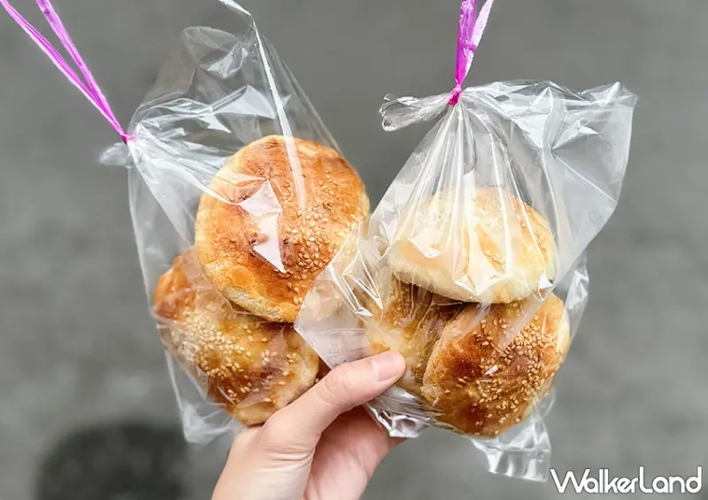 ▲彰化美食推薦「北平香酥燒餅」推薦菜單：鹹燒餅 $25、甜燒餅 $25 / WalkerLand窩客島 蕭芷琳 拍攝