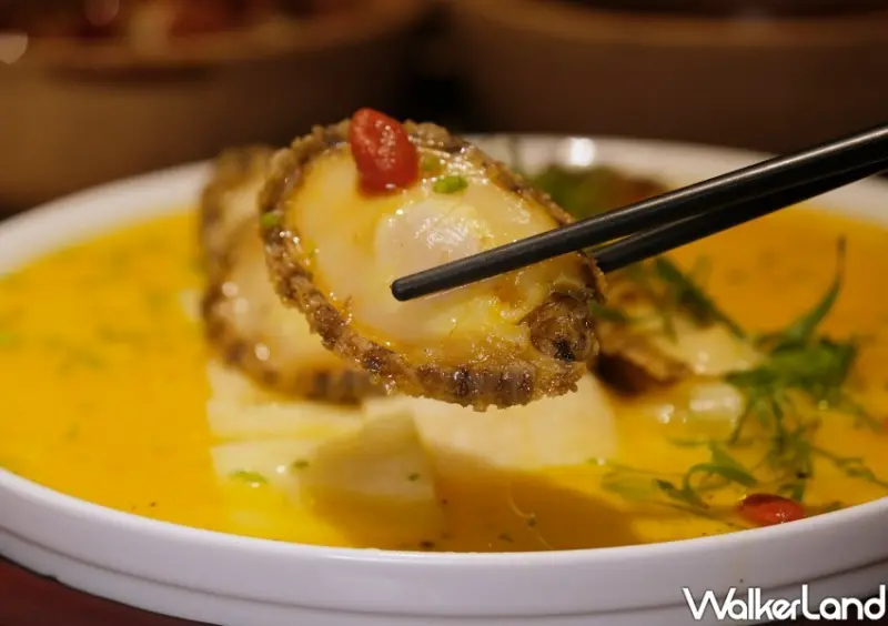 ▲春韭新菜「果香三分鮑」則將鮮鮑搭上酸甜芒果檸檬與洋地瓜片 / WalkerLand窩客島 鄭雅之 拍攝