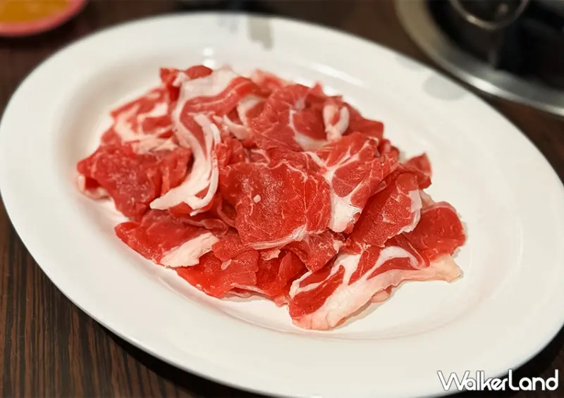▲彰化羊肉爐推薦「阿枝羊肉店」推薦菜單：生羊肉片 $700 / WalkerLand窩客島 蕭芷琳 拍攝