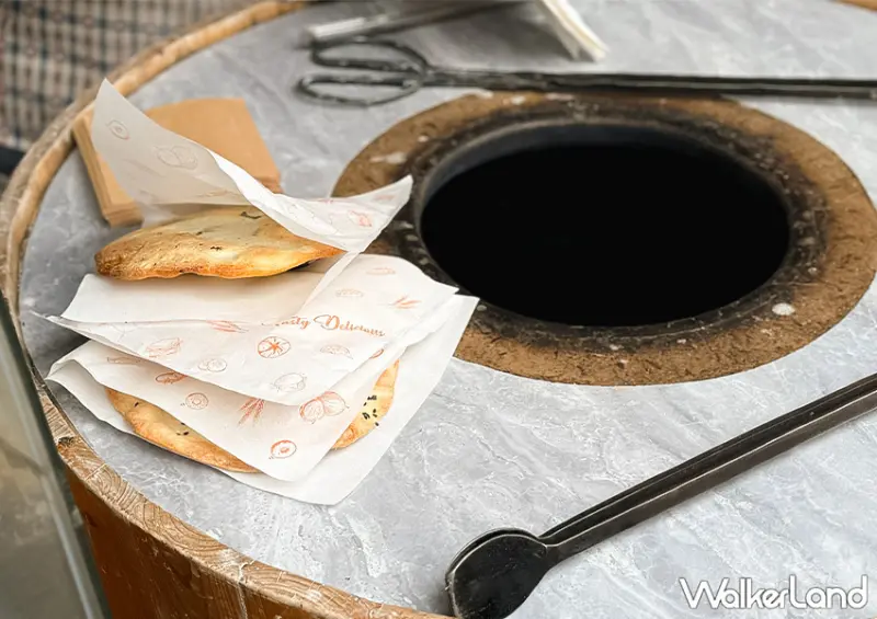 ▲宜蘭礁溪美食推薦「丁掌櫃衢州烤餅」不只比臉還大，一塊還只要30元 / WalkerLand窩客島 蕭芷琳 拍攝