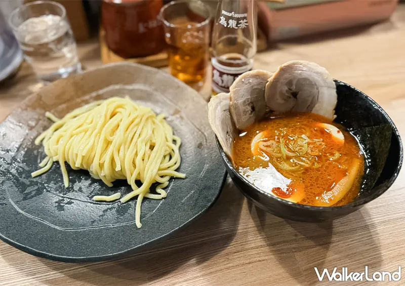 ▲東京平價拉麵推薦「沾麵屋 やすべえ」座位多為吧檯設計，適合獨自一人前來 / WalkerLand窩客島 蕭芷琳 拍攝