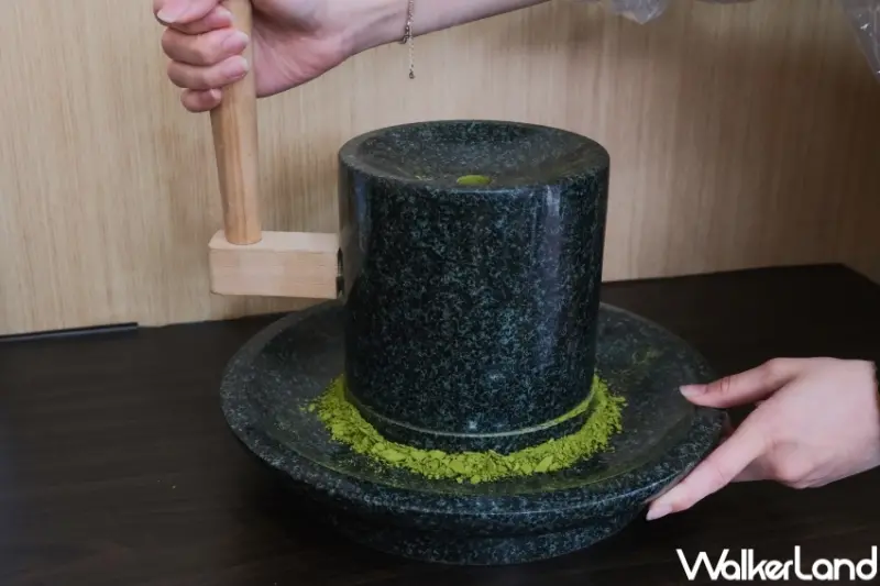 ▲原萃雲霧茶所快閃活動，在活動現場能實際體驗磨茶過程 / WalkerLand窩客島 張人尹 拍攝