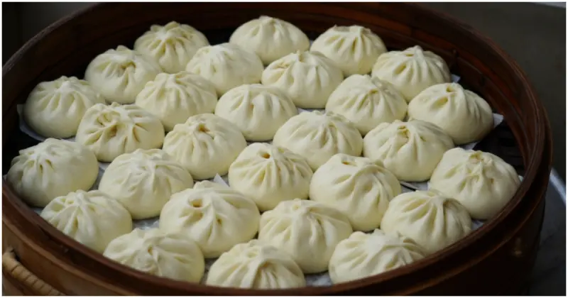 在地人吃的鹿港肉包！鹿港伴手禮推薦 阿煜師肉包 招牌香菇肉包買10送1。