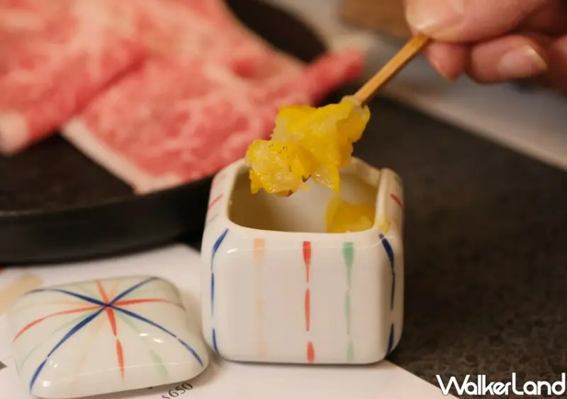 ▲玉兔壽喜燒提供七味粉、柚子胡椒、現磨芝麻與柚子絲等豐富佐料 / WalkerLand窩客島 鄭雅之 拍攝​​​​​​​