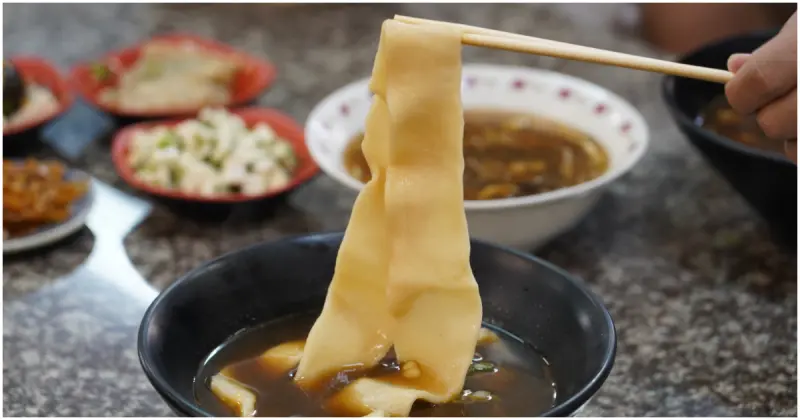 最浮誇左營眷村美食！1.5公尺皮帶麵必吃 西安麵館，超寬麵條風靡全台。