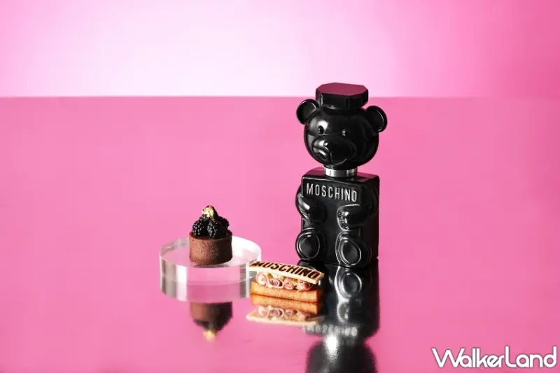 MOSCHINO PARFUM「TOY BOY淡香精」（右）主要為男性打造，「黑莓柑曼怡巧克力塔」（左）猶如一身黑裝的神祕紳士，鹹點「塞拉諾松露薯塔」（中）則以濃郁的荳蔻味模擬香氛前調。
