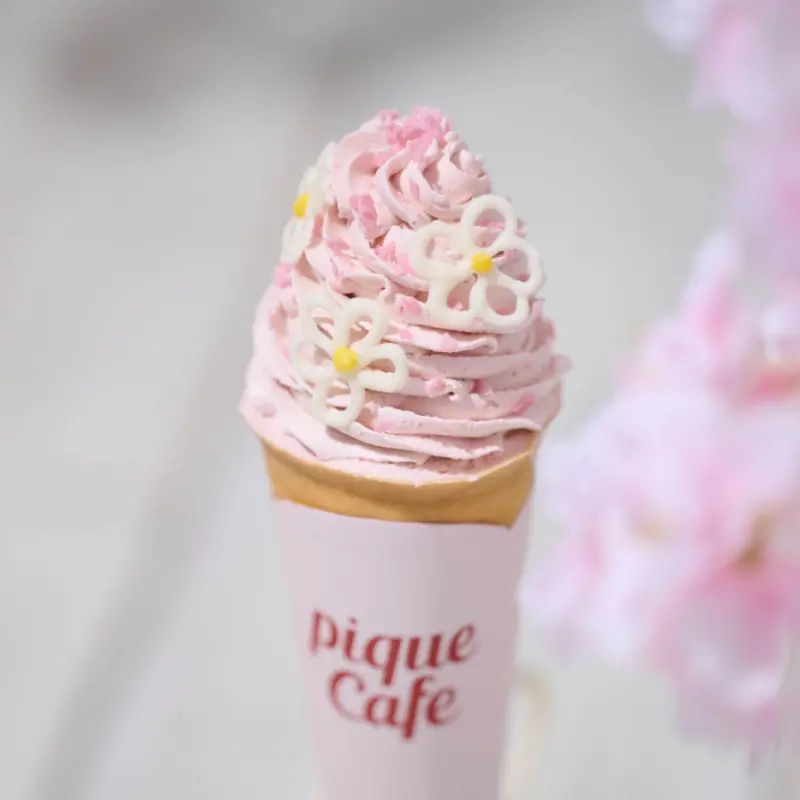  ▲柔軟的可麗餅包裹著濃郁的草莓牛奶冰淇淋，洋溢濃濃的春天氣息。