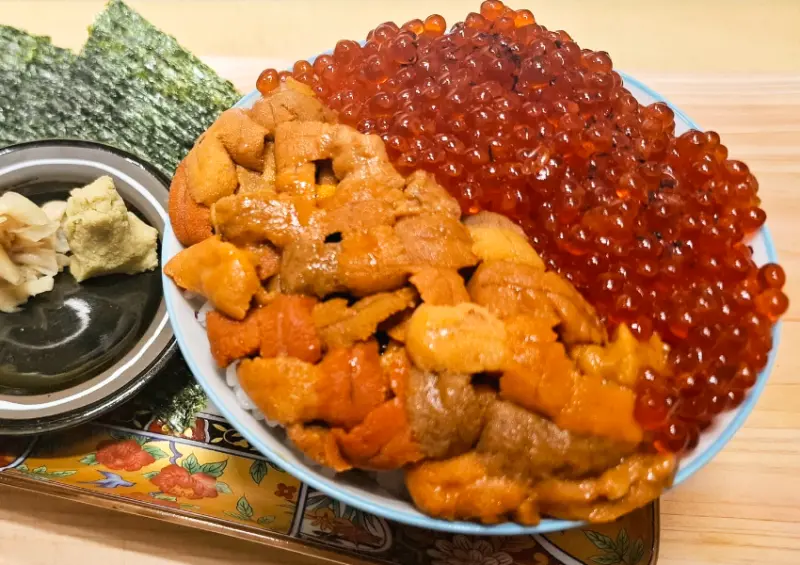 基隆生魚片推薦！丸九生魚片 基隆港必吃宵夜，超狂海膽丼飯必吃。