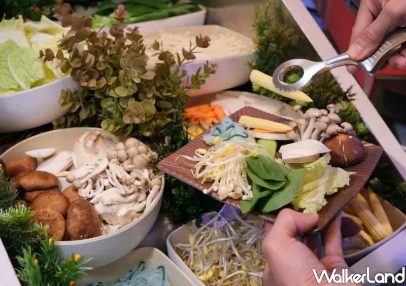 ▲玉兔壽喜燒附有蔬菜自助吧吃到飽 / WalkerLand窩客島 鄭雅之 拍攝​​​​​​​