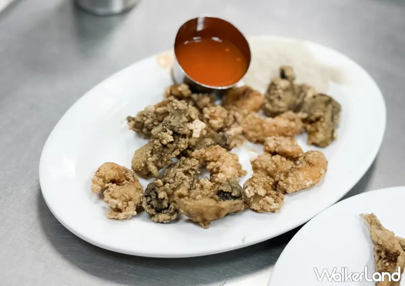 ▲基隆早餐美食推薦「天天來鹹粥」推薦菜單：蚵仔酥 $40、蝦仔酥 $40 / WalkerLand窩客島 蕭芷琳 拍攝