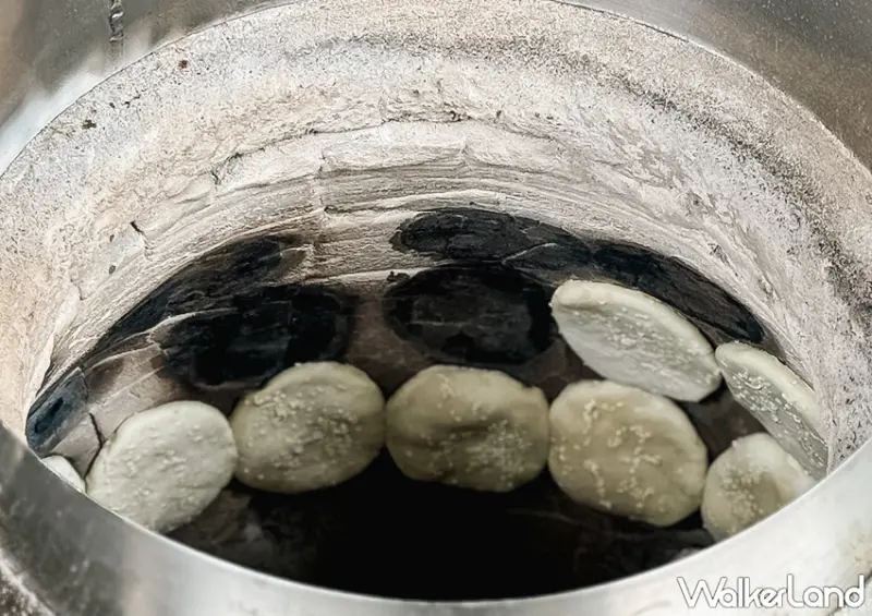 ▲彰化美食推薦「北平香酥燒餅」雖然餡料不算多，但餅皮的酥度與香氣十足 / WalkerLand窩客島 蕭芷琳 拍攝