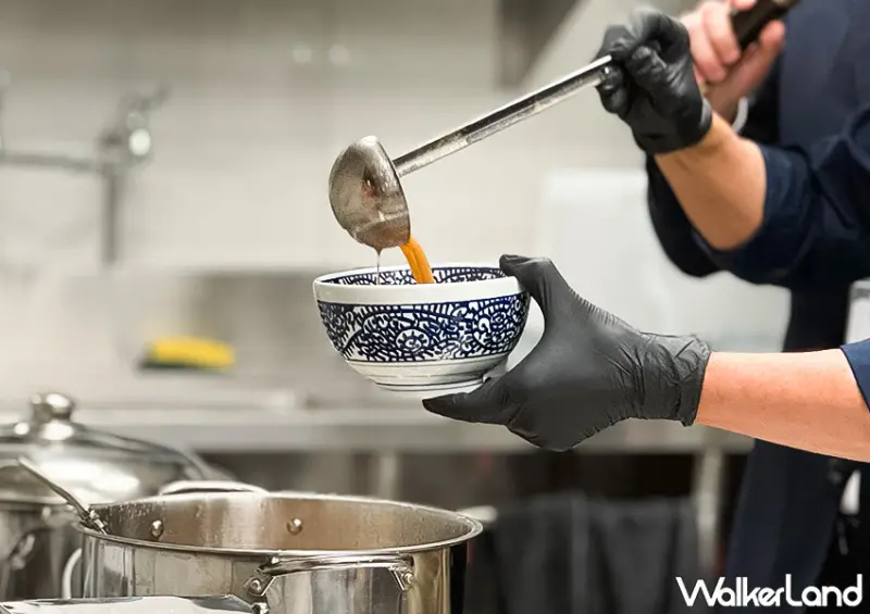 ▲高雄拉麵推薦「麵屋一燈」限定口味「濃厚海老沾麵」嚴選胭脂蝦與櫻花蝦熬製湯底 / WalkerLand窩客島 蕭芷琳 拍攝