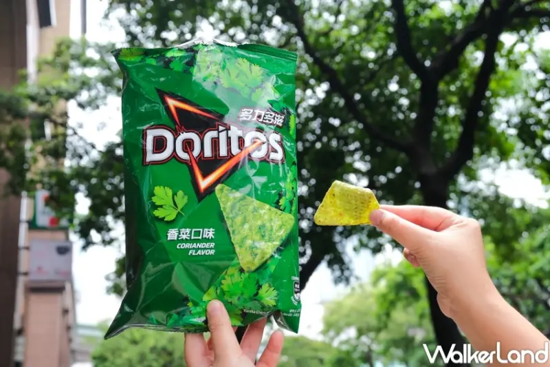 ▲香菜多力多滋超獵奇！7-11零食新品，香菜多力多滋、樂事榴槤口味 / WalkerLand窩客島 張人尹 拍攝