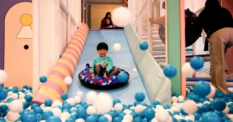 親子Fun電首選！麗寶追風奇幻島魔鬼滑梯、平衡挑戰樂翻孩童 憑票根嚐美味。