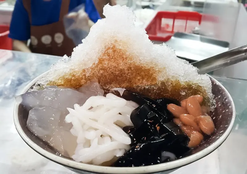 大稻埕美食推薦！台北必吃米苔目冰 呷二嘴 開賣了，粉粿、米苔目配黑糖冰超讚。