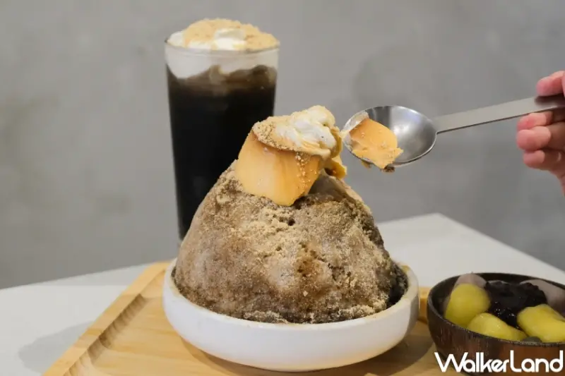 ▲八時神仙草X嘎哩咖啡聯名，麵茶奶蓋布蕾雪花冰放上一整顆布蕾 / WalkerLand窩客島 張人尹 拍攝