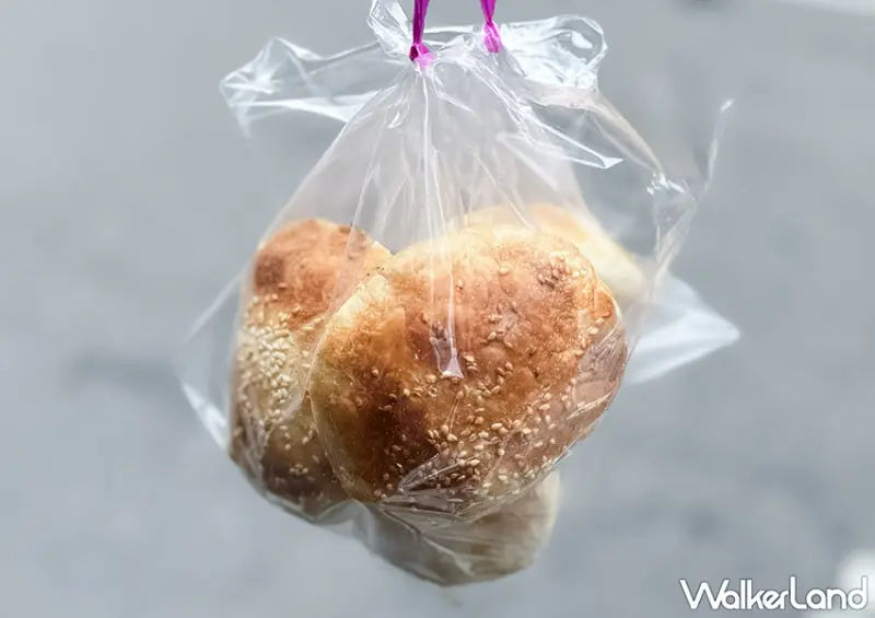 ▲彰化美食推薦「北平香酥燒餅」推薦菜單：鹹燒餅 $25、甜燒餅 $25 / WalkerLand窩客島 蕭芷琳 拍攝