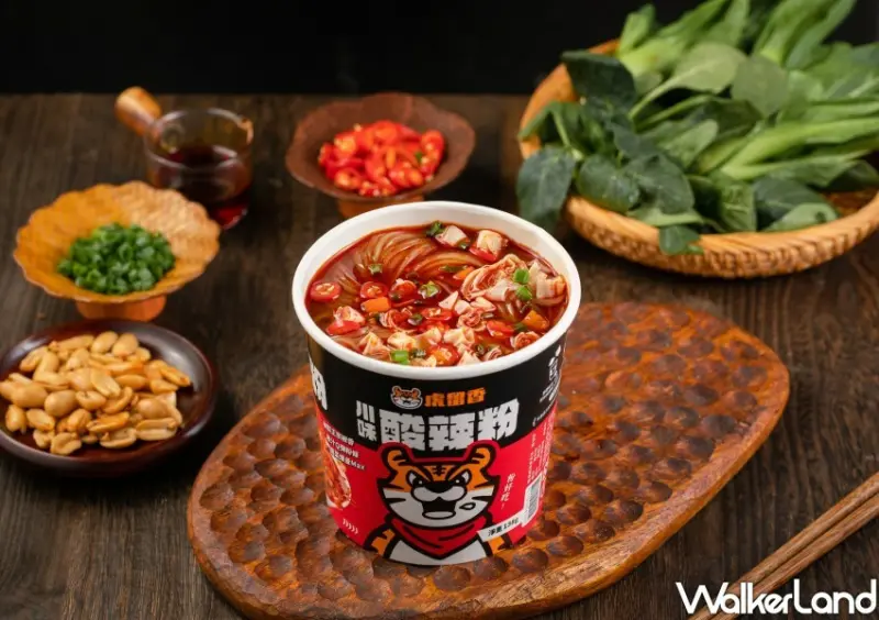 ▲虎留香碗裝酸辣粉只需「撕、沖、拌」三步驟即可享用 / 虎留香 提供、WalkerLand窩客島整理