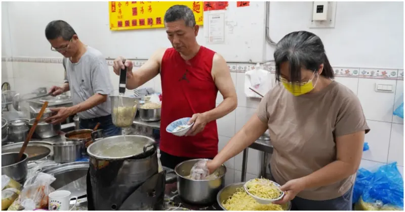 台中早餐吃乾麵配甜辣醬！50年老字號台中小吃 阿坤麵，最便宜米其林必比登推薦。