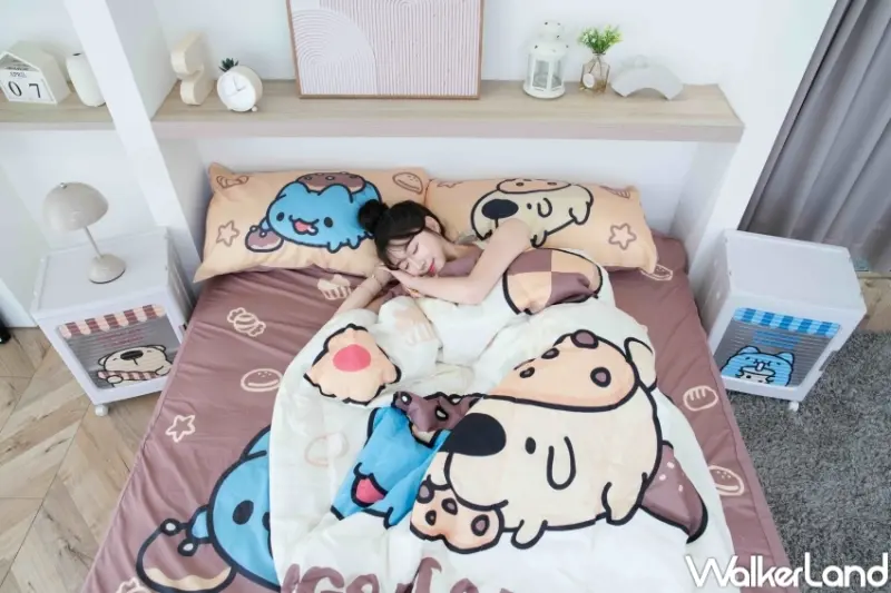▲7-11咖波聯名新品橫跨日常生活與實用配件，超萌抱枕毯、床包、涼被等寢具 / 7-11提供、WalkerLand窩客島整理​​​​​​​