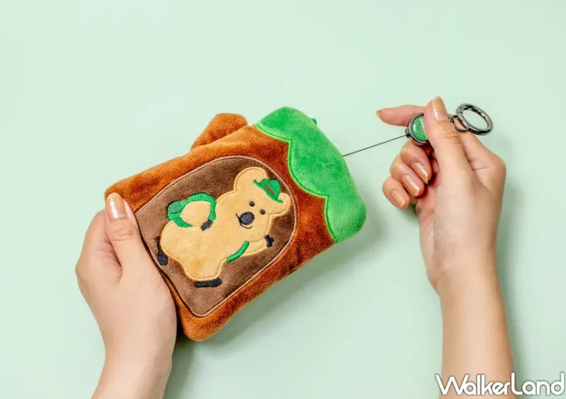 ▲可掛在包包上當卡套的「森呼吸伸縮卡夾」 / 屈臣氏 提供、WalkerLand窩客島整理