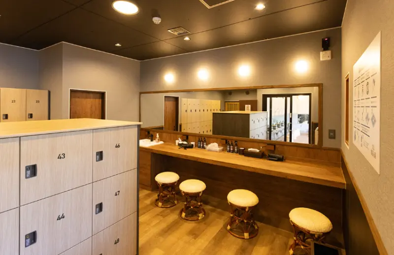 東京近郊溫泉秘境！日本罕見車站直達溫泉會館，邊泡湯邊看火車超療癒。