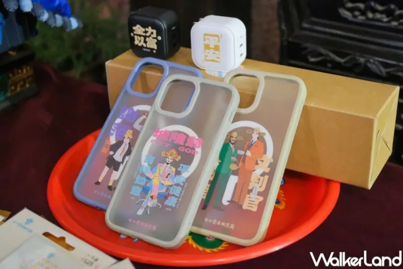 ▲2025台北霞海城隍文化節誕隍祭，以活動主視覺推出超過10款誕隍祭聯名商品 / WalkerLand窩客島 張人尹 拍攝