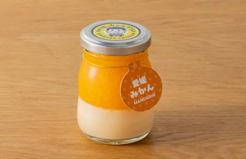 布丁控必訪！夏目漱石筆下《少爺》的故鄉愛媛縣推出布丁專賣店，嚴選在地橘子、鮮奶打造綿密布丁。