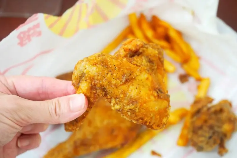 ▲台東美食人氣小吃推薦：阿鋐炸雞 /加小菲 提供、WalkerLand窩客島整理