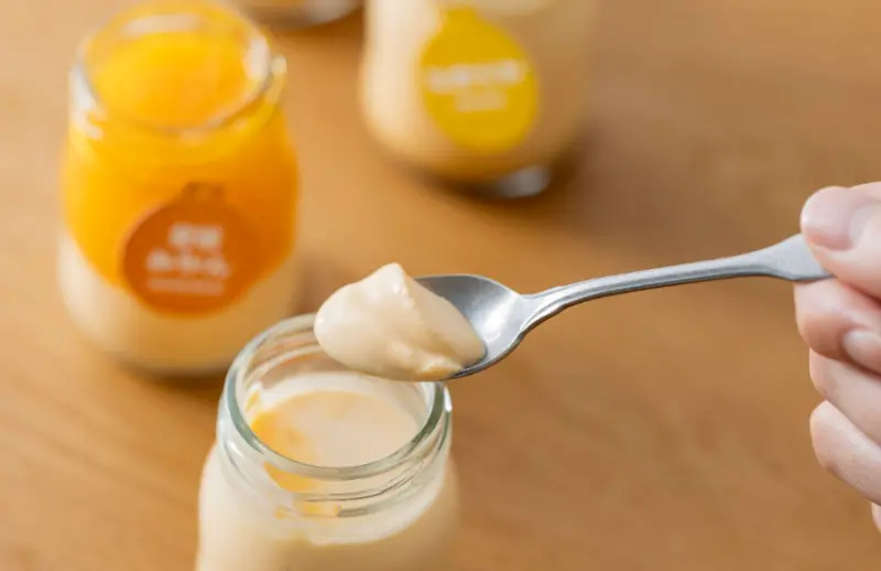 布丁控必訪！夏目漱石筆下《少爺》的故鄉愛媛縣推出布丁專賣店，嚴選在地橘子、鮮奶打造綿密布丁。