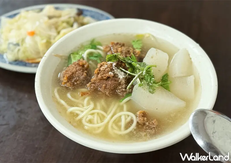 台北排骨酥麵推薦！台北車站美食 福珍排骨酥麵 40年老店必吃，排骨酥肉多汁大塊。