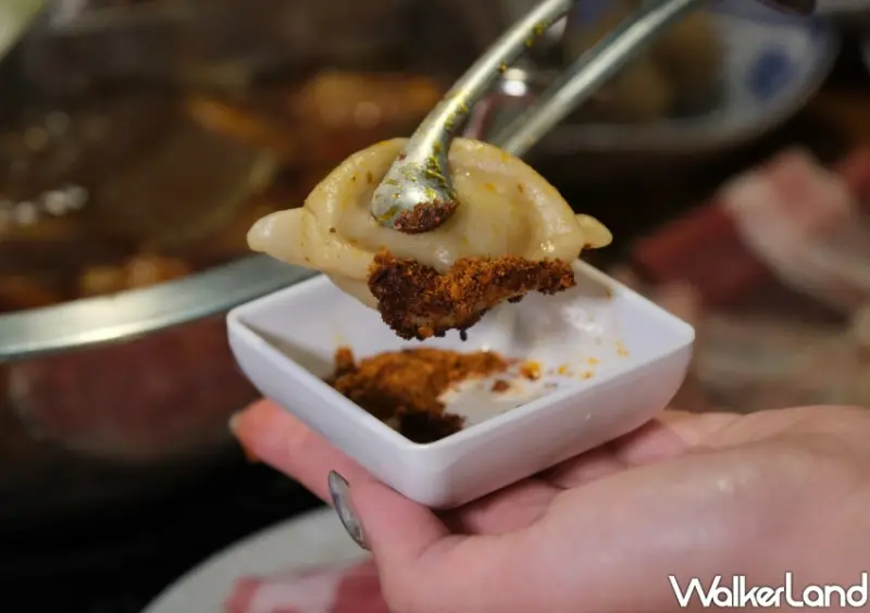 ▲限量必點「麻辣餃」沾上專屬乾碟辣粉香麻過癮 / WalkerLand窩客島 鄭雅之 拍攝