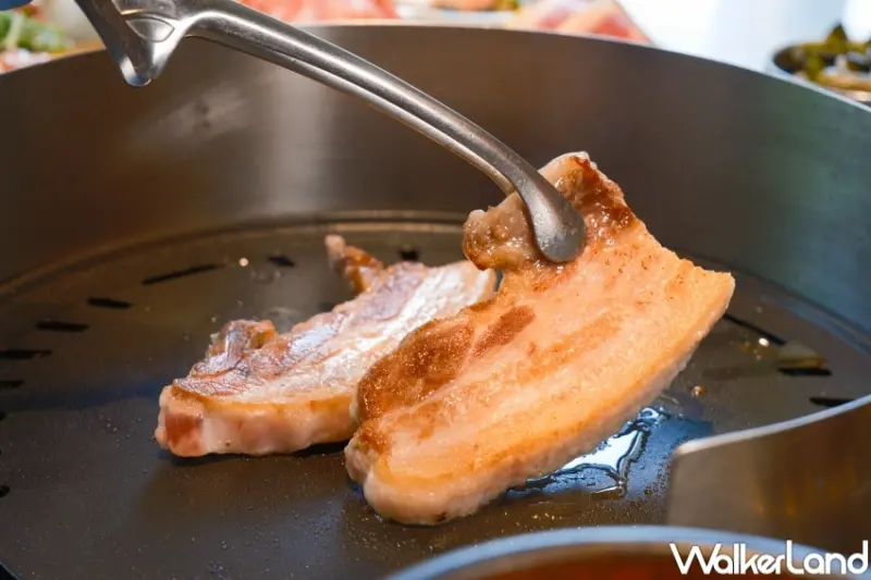 ▲王品金咕친구韓式原塊烤肉主打必吃「豬五花三吃」，還有專人代烤 / WalkerLand窩客島 張人尹 拍攝