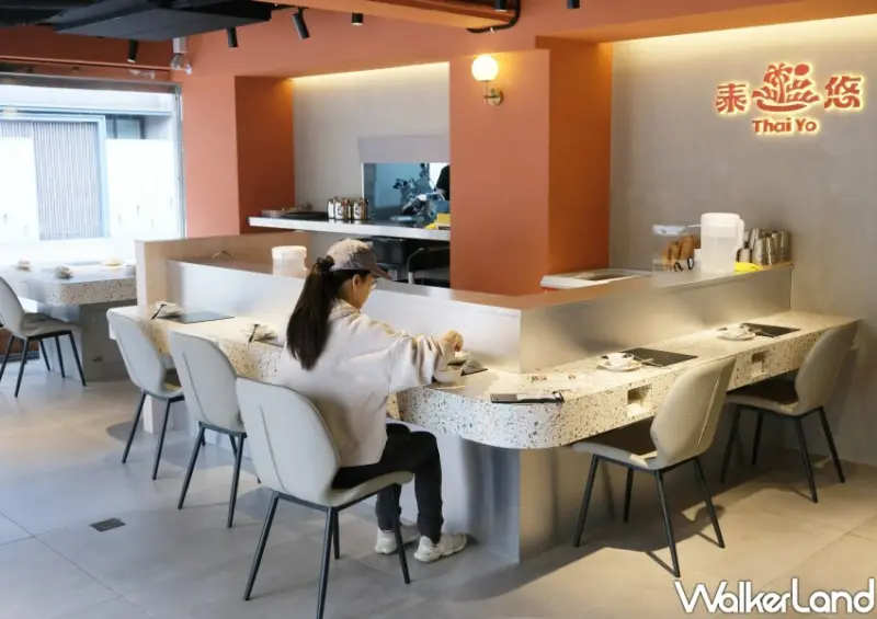 ▲座位設計有四人位、個人吧台區，滿足大家的用餐需求 / WalkerLand窩客島 鄭雅之 拍攝