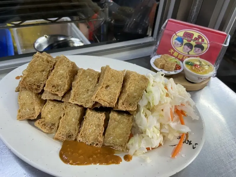 ▲捷運古亭站美食：同心大腸蚵仔麵線，外皮酥脆臭豆腐 /藍色棉花糖咬蕃茄 提供、WalkerLand窩客島整理