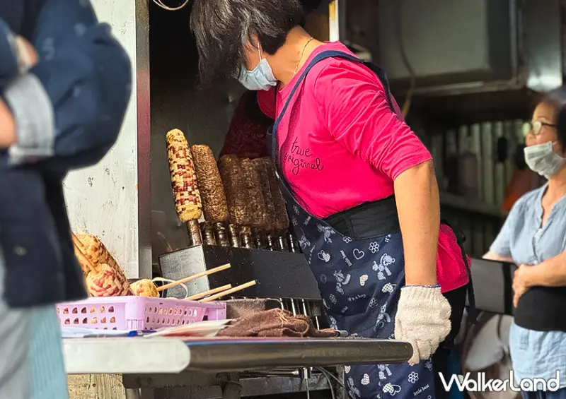 萬里美食推薦！北海岸必吃美食 知味鄉玉米 一支破百、網友喊貴，假日照樣天天要排隊。
