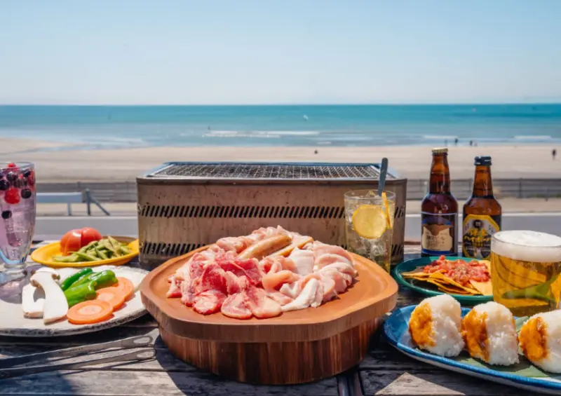 鎌倉海景燒肉店推薦！海邊木匠食堂 生啤喝到飽不加價，夏天來海邊大口吃肉、大口喝酒。