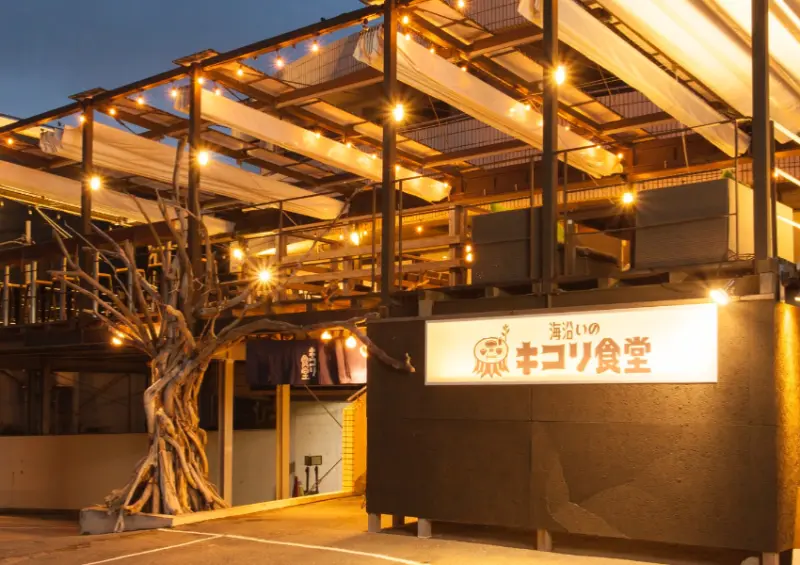 鎌倉海景燒肉店推薦！海邊木匠食堂 生啤喝到飽不加價，夏天來海邊大口吃肉、大口喝酒。